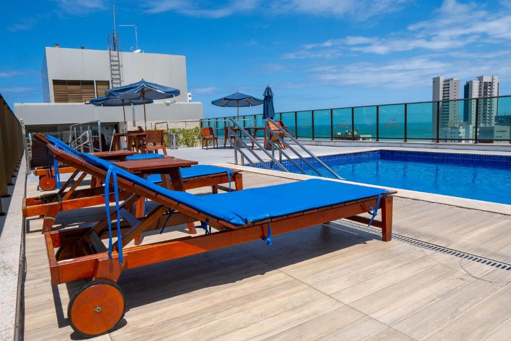 uma piscina no telhado de um edifício em Roomo Praia de Boa Viagem Residencial no Recife
