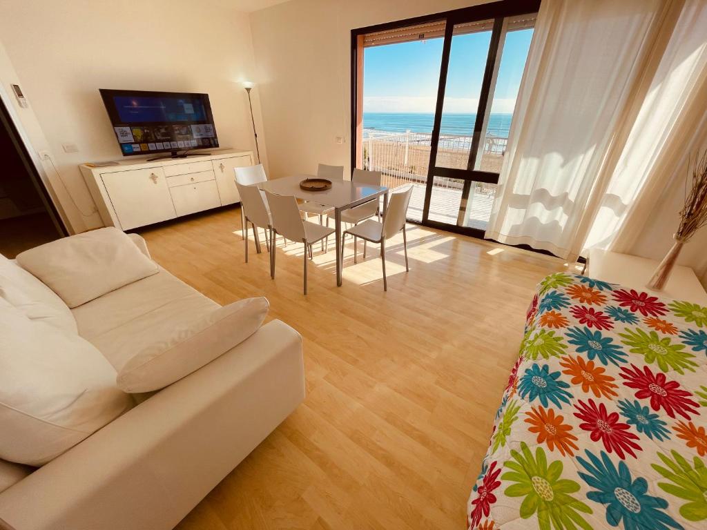 A television and/or entertainment centre at App4rent Augustus Sea View - Family House - wifi&parking - 3 rooms