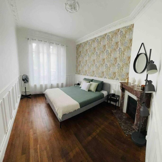 Ένα ή περισσότερα κρεβάτια σε δωμάτιο στο Bel appartement à Villemomble