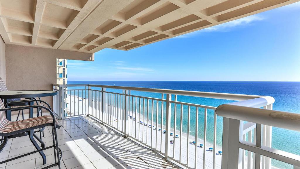 Balkón nebo terasa v ubytování Destin Towers 142 - 2 Bedroom Beach Front Condo in the Heart of Destin with Amazing Views!