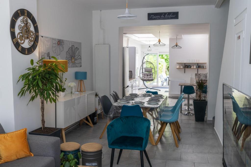 LoosにあるGrande maison familiale avec jardinのテーブルと椅子のあるダイニングルームとリビングルーム
