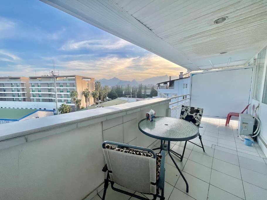 einen Balkon mit einem Tisch und Stühlen auf dem Dach in der Unterkunft Lovely Private Flat For Two People in Antalya