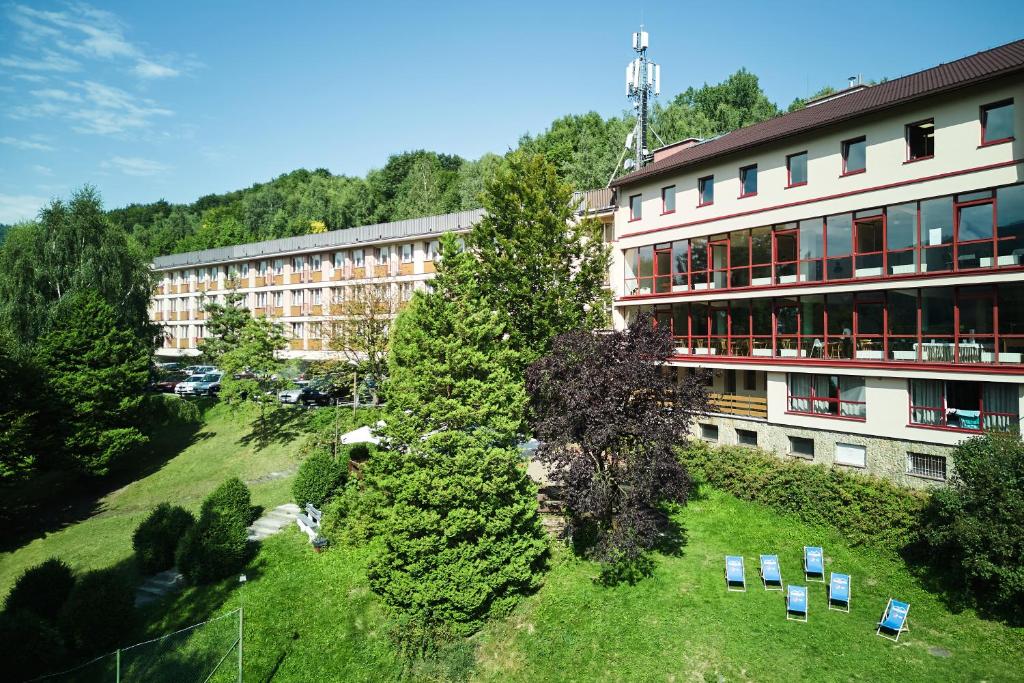 ein Gebäude mit einem Hof vor einem Gebäude in der Unterkunft Ośrodek Wczasowy PANORAMA Szczyrk in Szczyrk