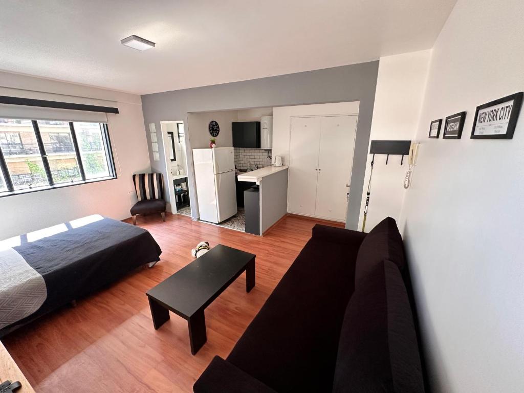 um quarto com uma cama, um sofá e uma cozinha em Apartamento en Las Cañitas em Buenos Aires