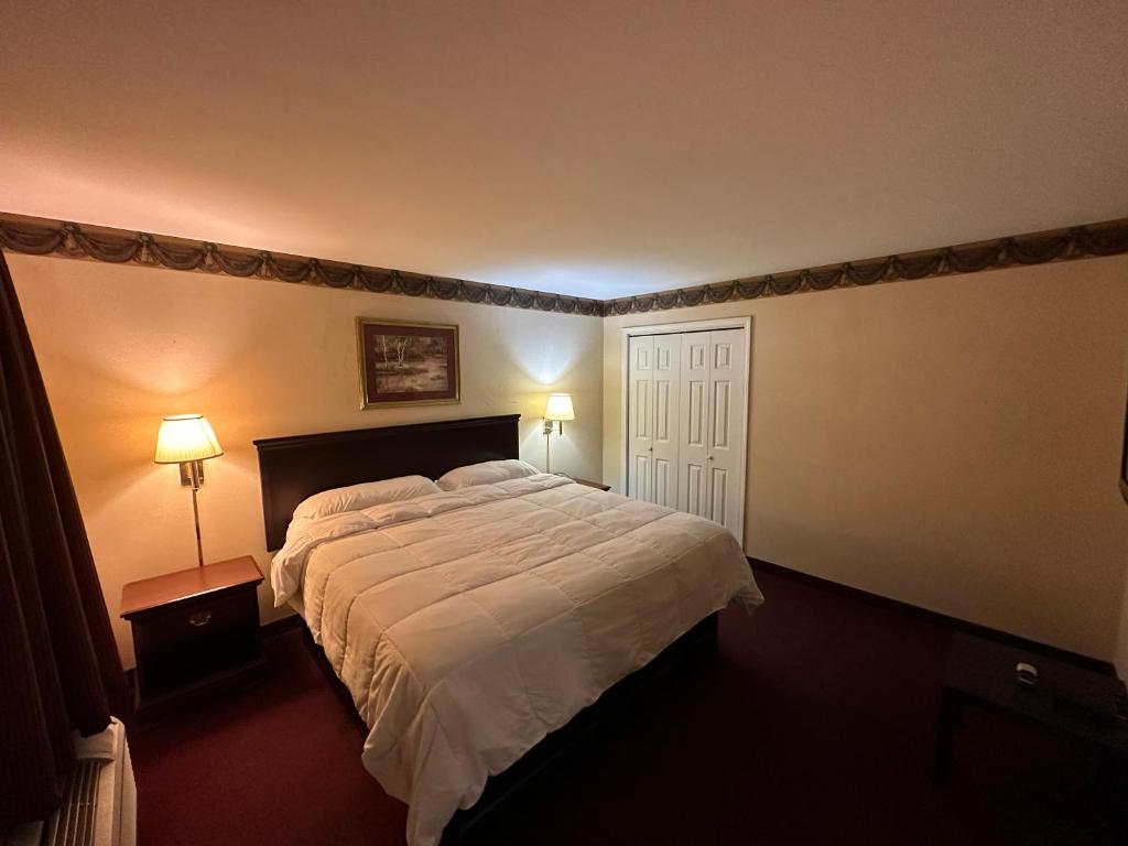 a bedroom with a large bed and two lamps at The Stratton Inn in Princeton