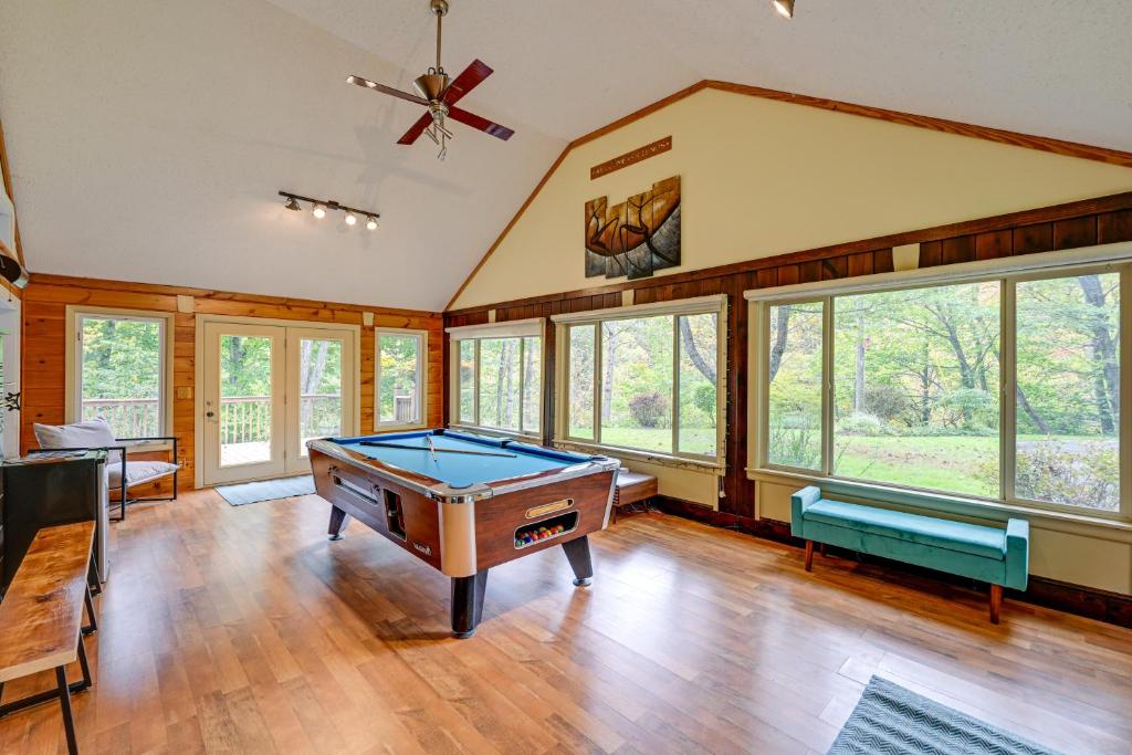 Serene Sylva Retreat with Hot Tub and Putting Green!, Sylva Updated