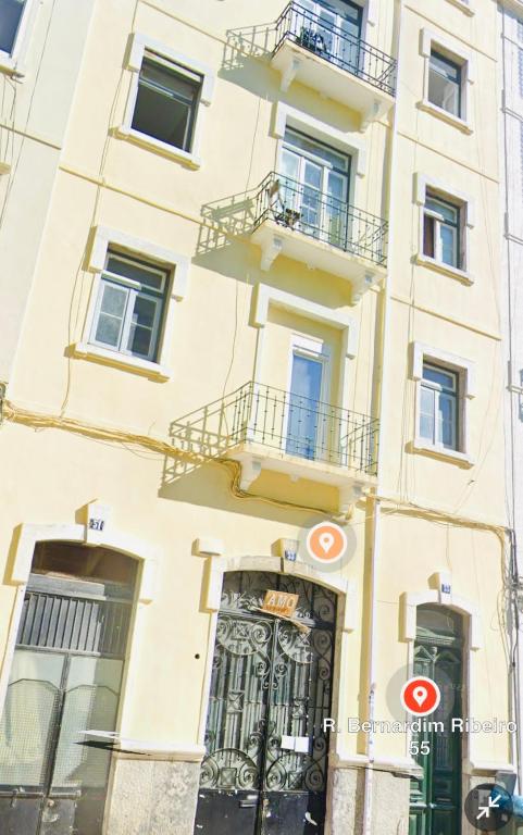 ein Gebäude mit einer Tür und einem Balkon in der Unterkunft Apartamento Pensamento Inédito 55 in Lissabon