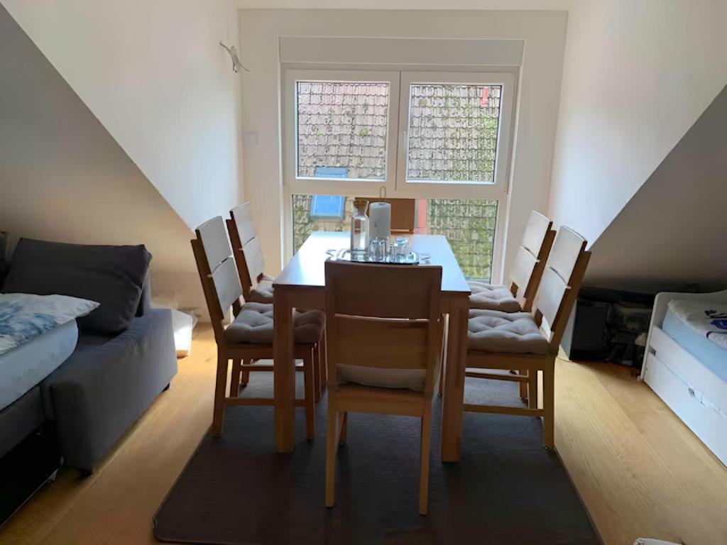 uma sala de jantar com uma mesa e cadeiras e uma cama em Zimmer 31qm inkl. Duschbad em Hamburgo