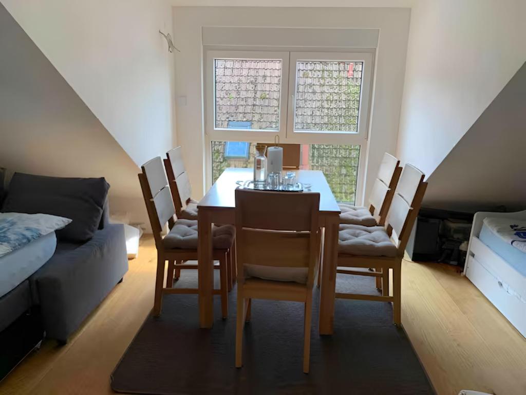 a dining room with a table and chairs and a bed at Zimmer 31qm inkl. Duschbad in Hamburg