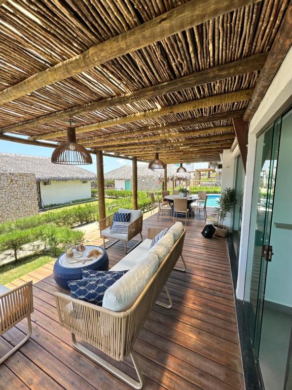 d'une terrasse en bois avec un canapé. dans l'établissement Bangalô com piscina privativa em Barra Grande/Pi, à Barrinha