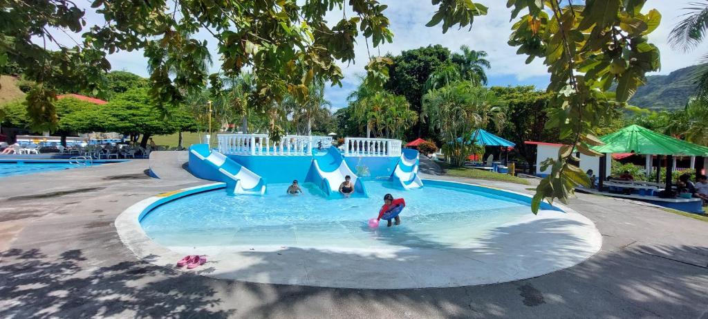 Bazén v ubytování Hotel y Parque Acuatico Agua Sol Alegria nebo v jeho okolí