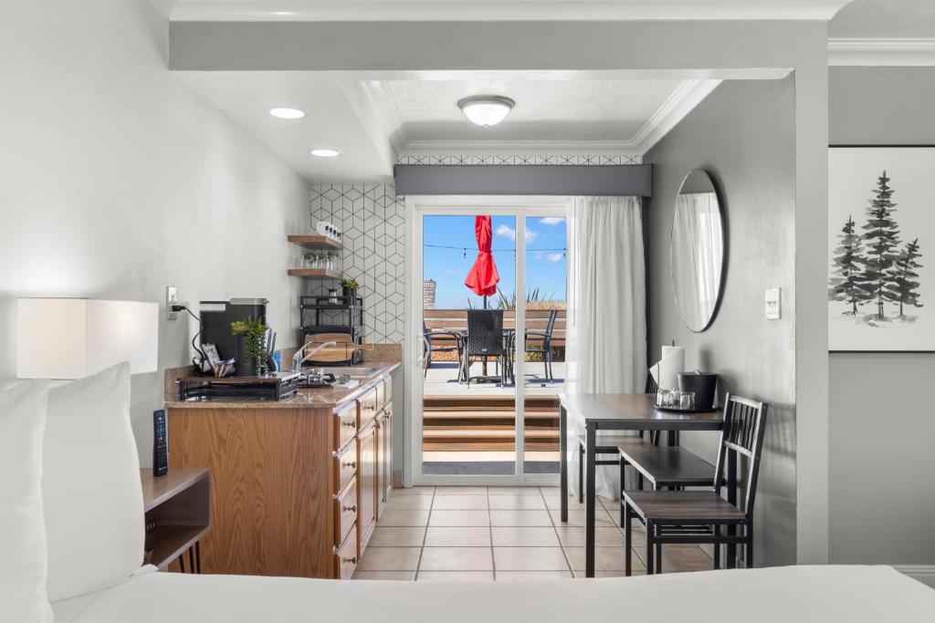 Beachcomber Motel - Salle De Kitchenette Avec Vue Sur L'océan - (compagnie Des Animaux)