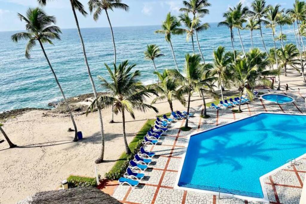 Výhled na bazén z ubytování Apartamento piscina jardines en playa Juan Dolio nebo okolí