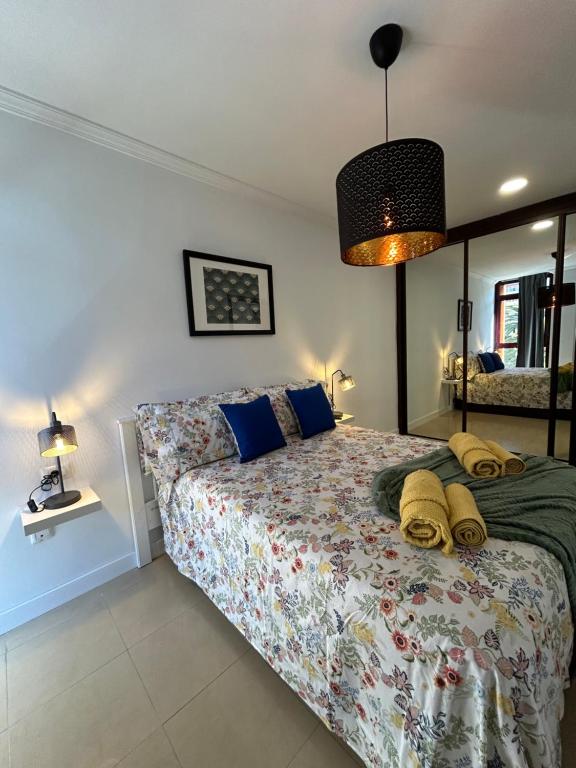 - une chambre avec un grand lit et des oreillers bleus dans l'établissement DREAM CUESTA2, à La Laguna