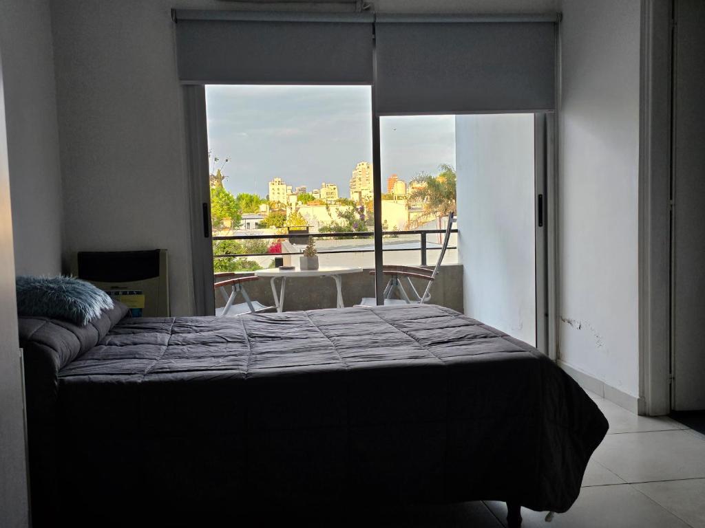 um quarto com uma cama e vista para a cidade em Precioso departamento con cochera cubierta a 300m del Hospital Español em La Plata