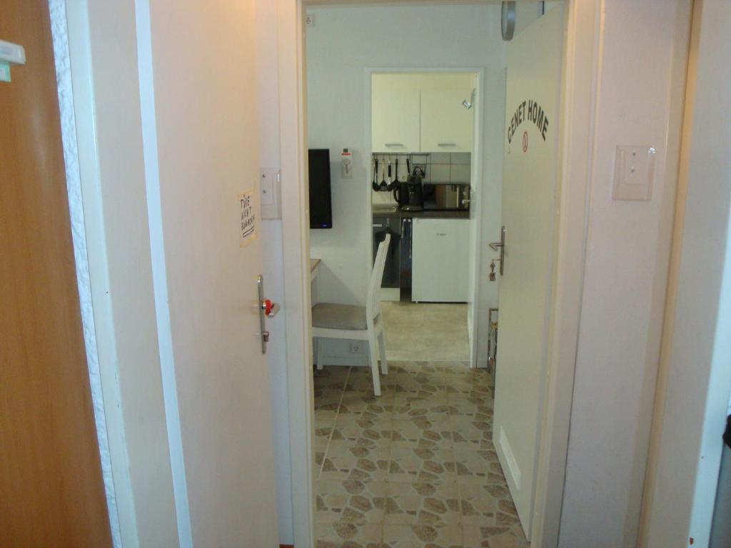 a hallway leading to a kitchen with a room with a floor at Cenet 1 Zimmer Apartment in Sindelfingen