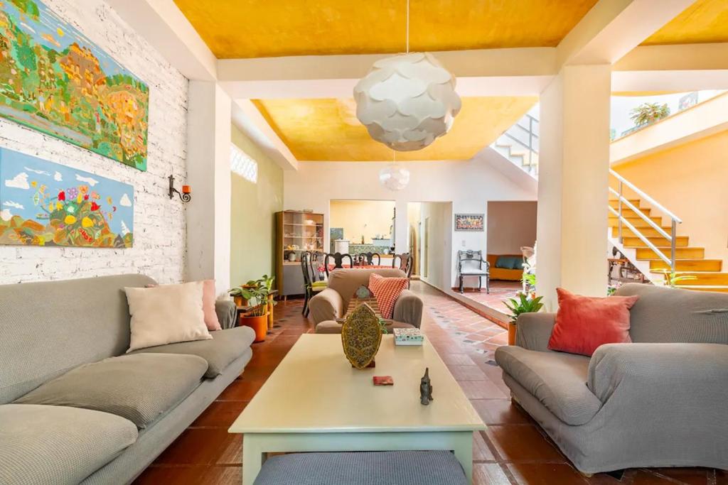 a living room with couches and a table at JUNTO AL MAR Y EL MANGLAR in Cartagena de Indias