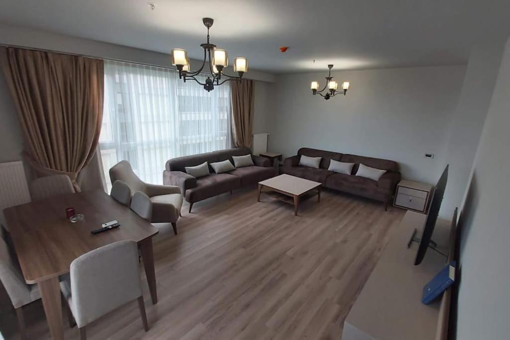 sala de estar con sofá y mesa en First Avenue AVM Residences, en Büyükçekmece