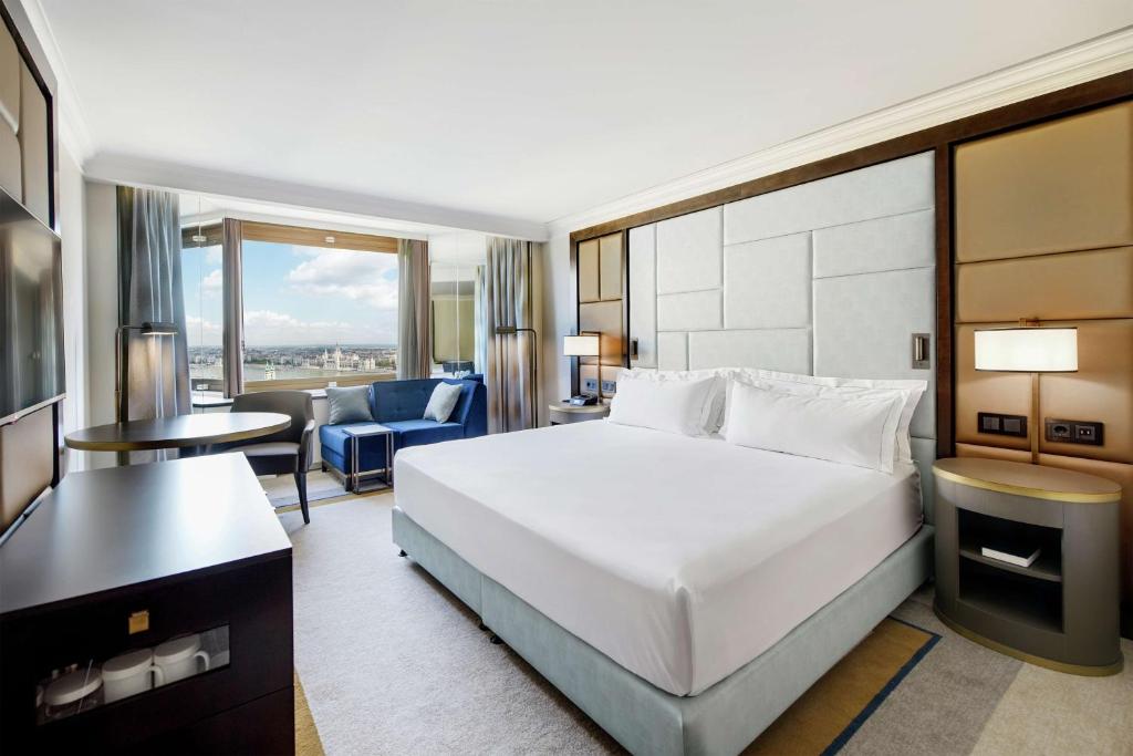 Postel nebo postele na pokoji v ubytování Hilton Budapest