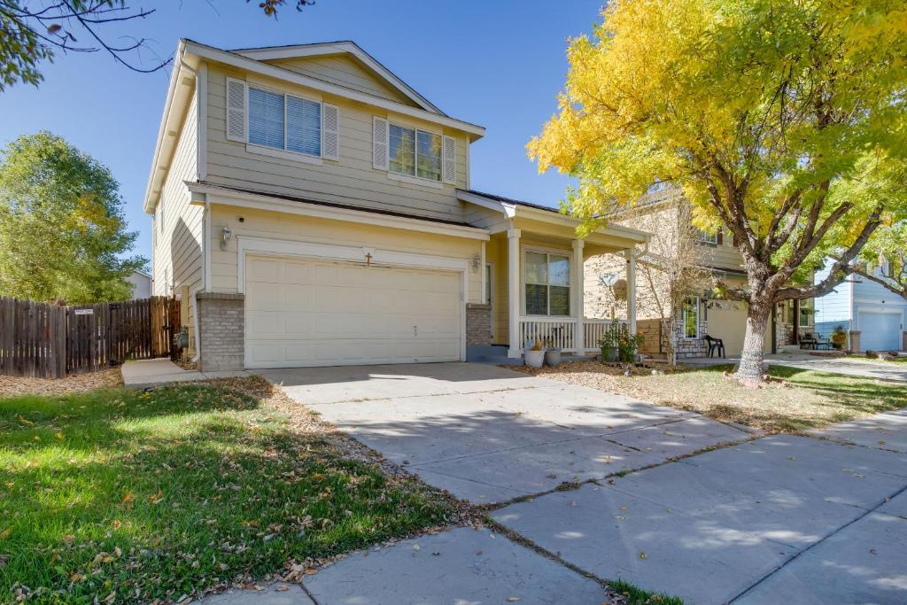 uma casa com uma entrada e uma garagem em Convenient Denver Apartment about 10 Mi to Downtown! em Aurora