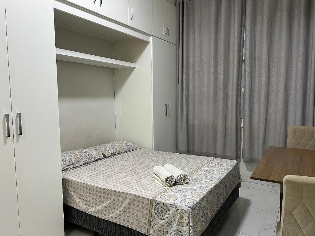 1 dormitorio con 1 cama con 2 toallas en Apartamento na Praia de Botafogo todo reformado, en Río de Janeiro