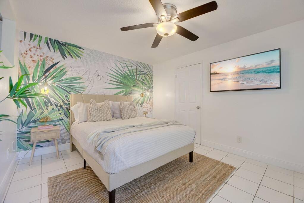 1 dormitorio con 1 cama y ventilador de techo en Boho 6, studio Near Air-Cruise Port & Beach, en Miami