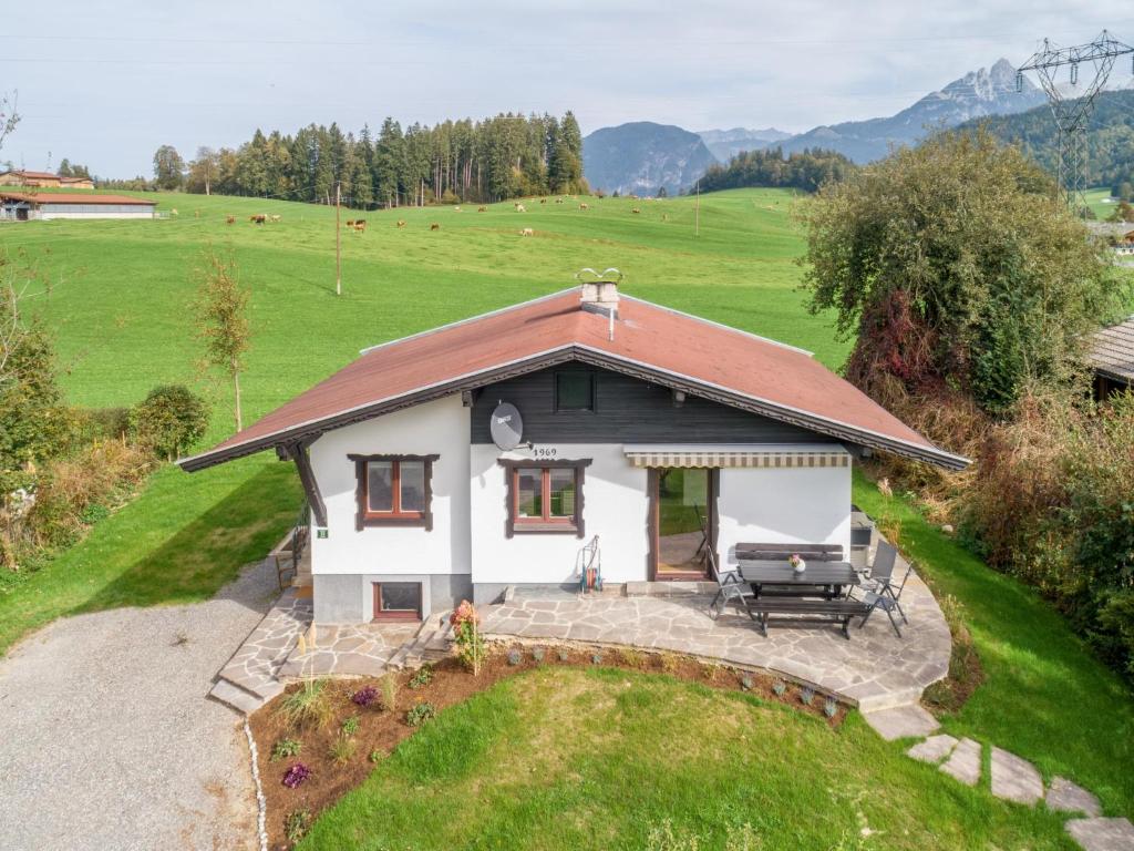 Schwoich的住宿－Chalet Pölven，空中景色,在田野上看到一个小白色房子