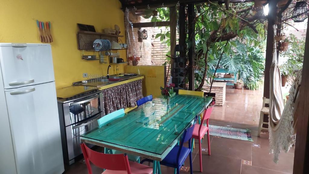 Il comprend une cuisine équipée d'une table, de chaises et d'un réfrigérateur. dans l'établissement Recanto da Poesia, à Campo Grande