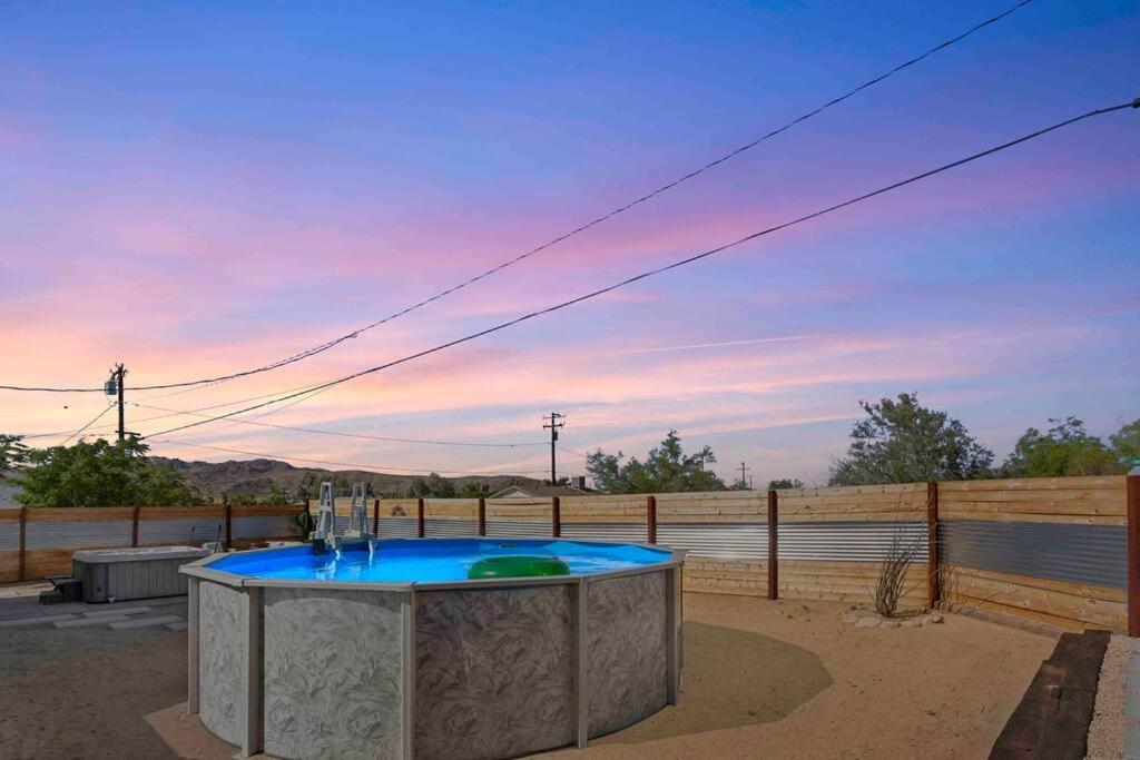 bañera de hidromasaje en un patio con valla en Relaxing 3b/2b, pool/spa, 10 min to JTNP, en Joshua Tree