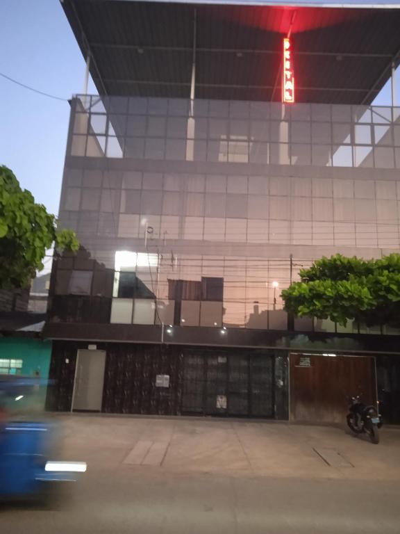 Un edificio con una motocicleta estacionada enfrente. en Los Kristales, en Tingo María