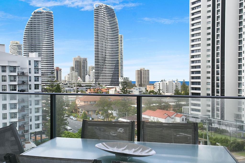balcón con mesa y vistas a la ciudad en A Perfect Stay - Sierra Grande, en Gold Coast