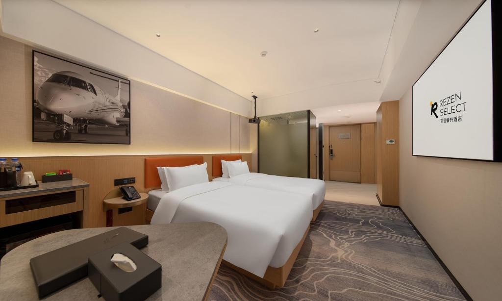 Postel nebo postele na pokoji v ubytování Rezen Select Hotel guagnzhou Baiyun International Airport T2 Canton Fair Certificate Application & Free Shuttle