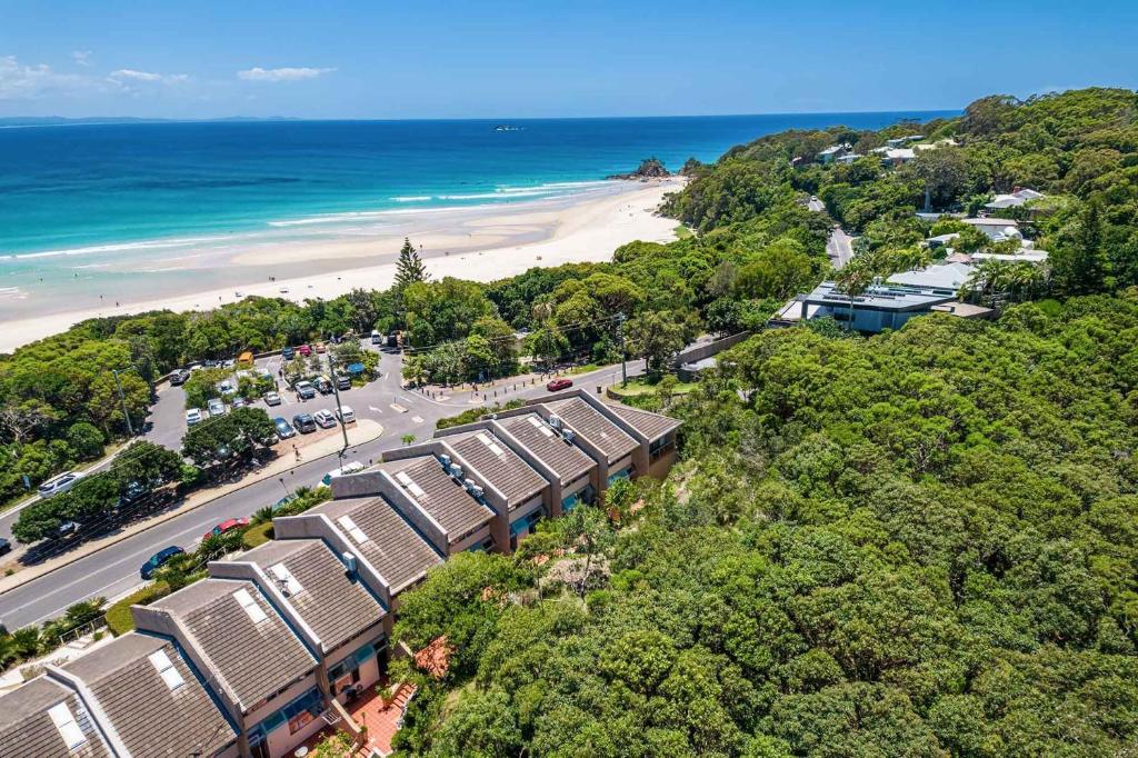 - Vistas aéreas a la playa y al edificio en A Perfect Stay - 1 James Cook Apartments, en Byron Bay