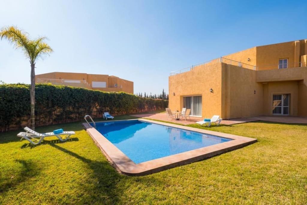 馬拉喀什的住宿－Luxe Oasis - VacayX - MARRAKECH，一座房子的院子内的游泳池