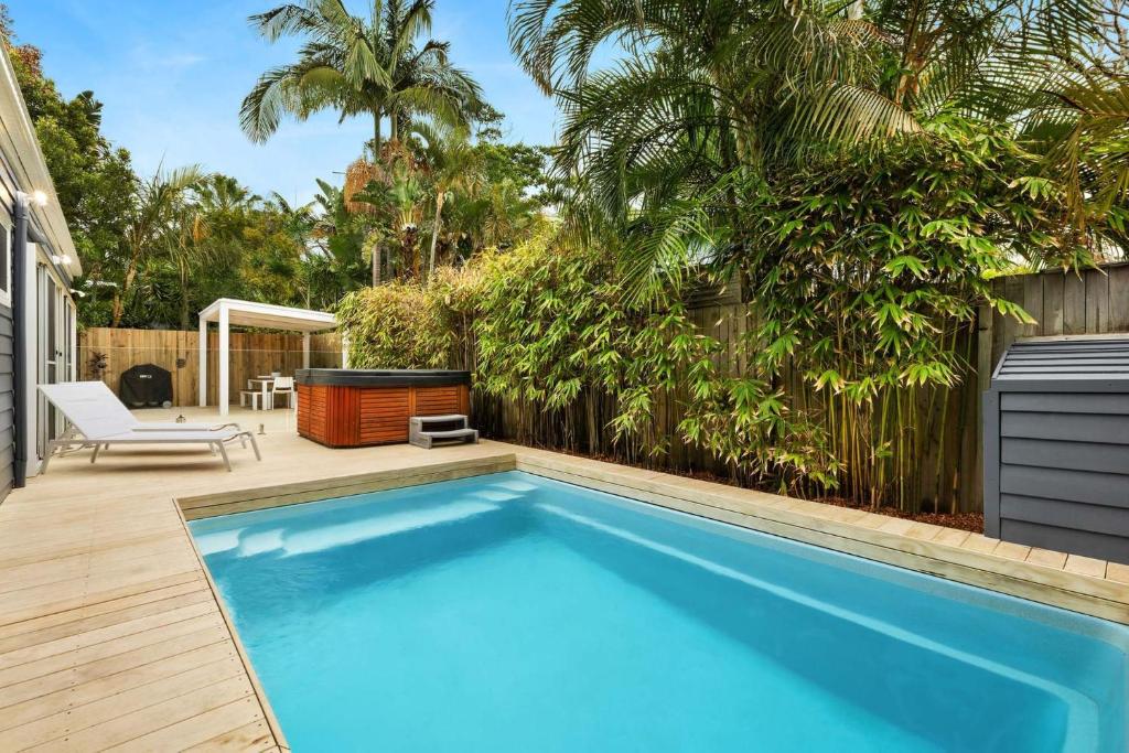 una piscina en un patio trasero con una valla en A Perfect Stay Aaloka Bay en Byron Bay