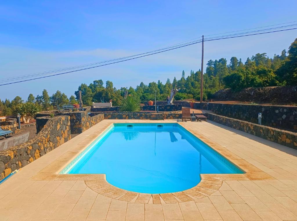 蓬塔戈爾達的住宿－Casa El Aljibe，一座蓝色的游泳池,位于一座建筑的顶部