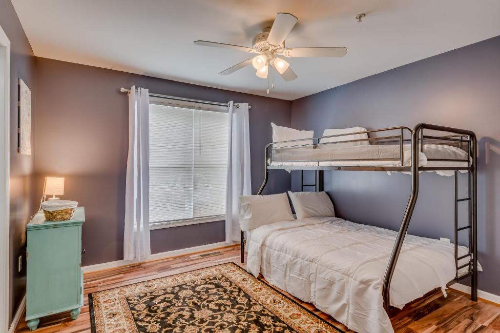 a bedroom with a bunk bed and a ceiling fan at Patty Posh Palace in Annapolis