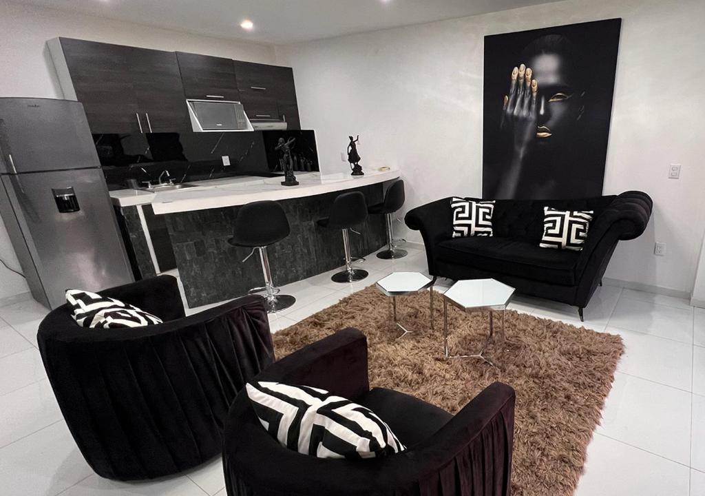 LONGVIEW HOME-STUDIOS