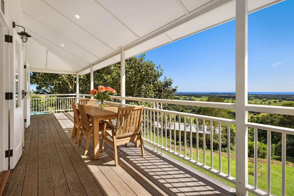 porche con mesa y sillas en el balcón en A Perfect Stay - Coolamon Studio en Ewingsdale