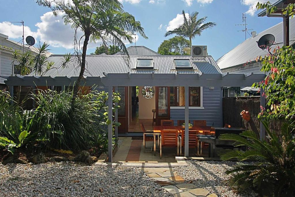 Κήπος έξω από το Harkaway - charming cottage in central Byron Bay