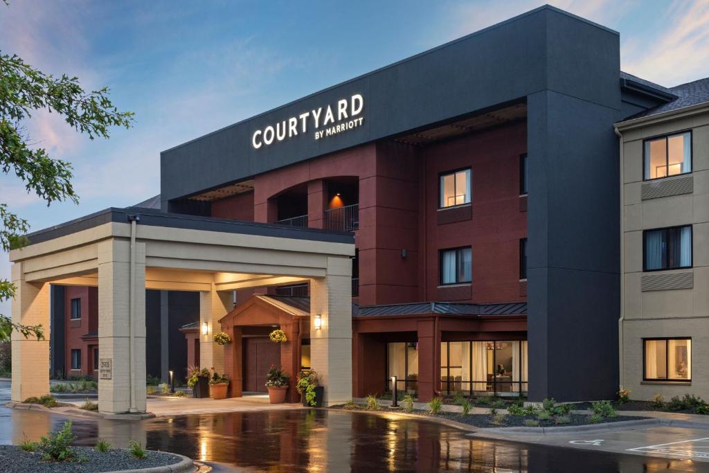 a rendering of the front of a hotel at Courtyard Minneapolis St. Paul/Roseville in Roseville