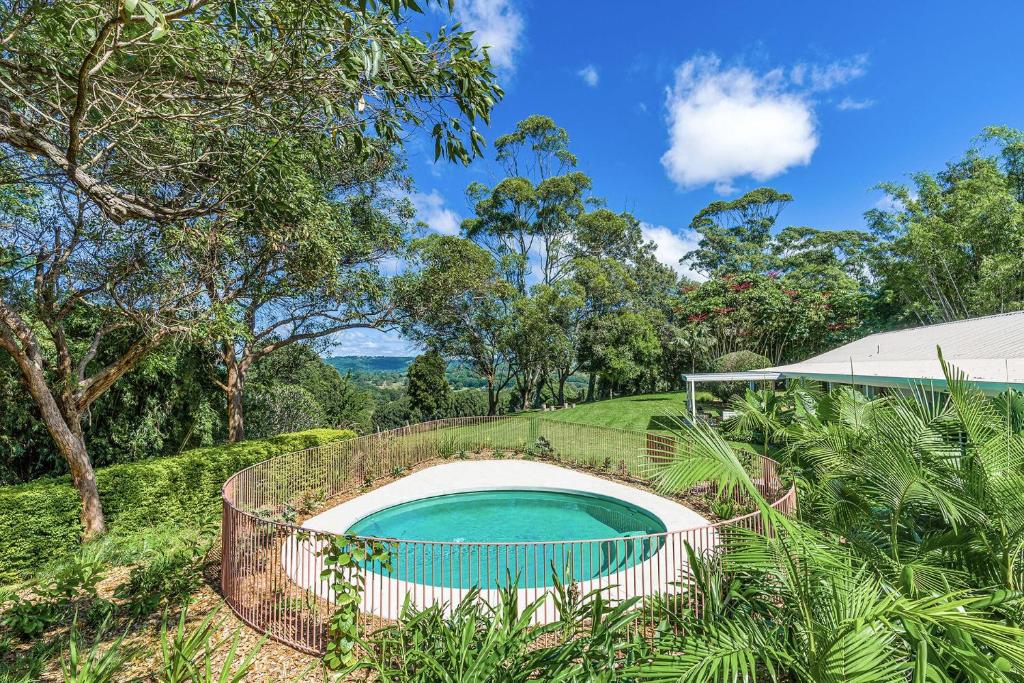 Myocum的住宿－A Perfect Stay - Hidden Byron，花园内的游泳池,围着围栏
