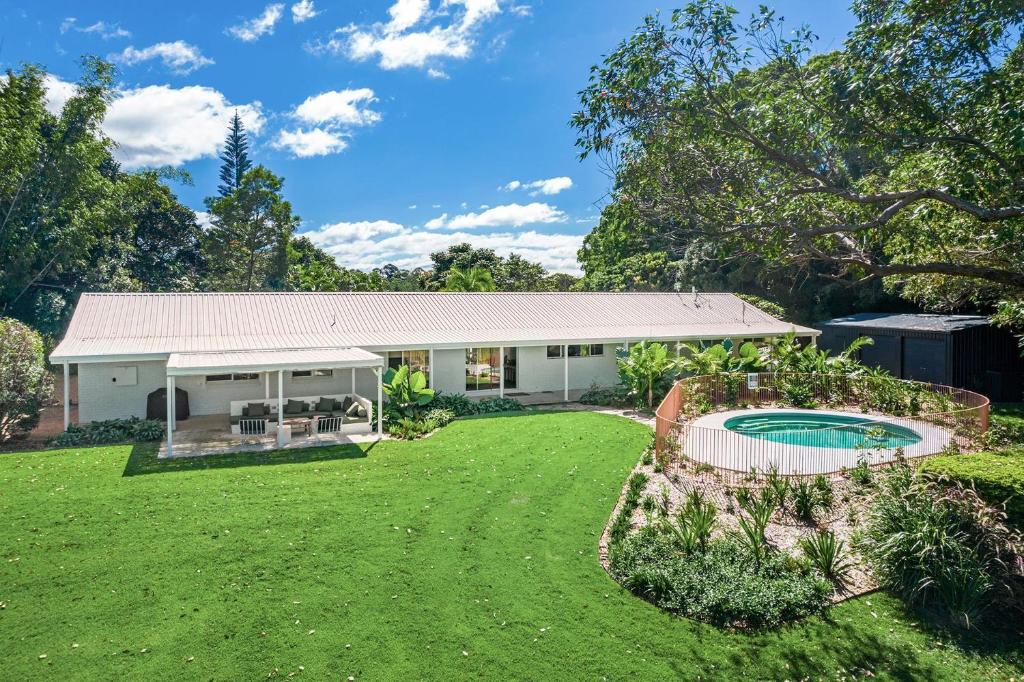 una casa con patio y piscina en Hidden Byron - designer hinterland oasis with pool, fireplace and firepit, en Myocum