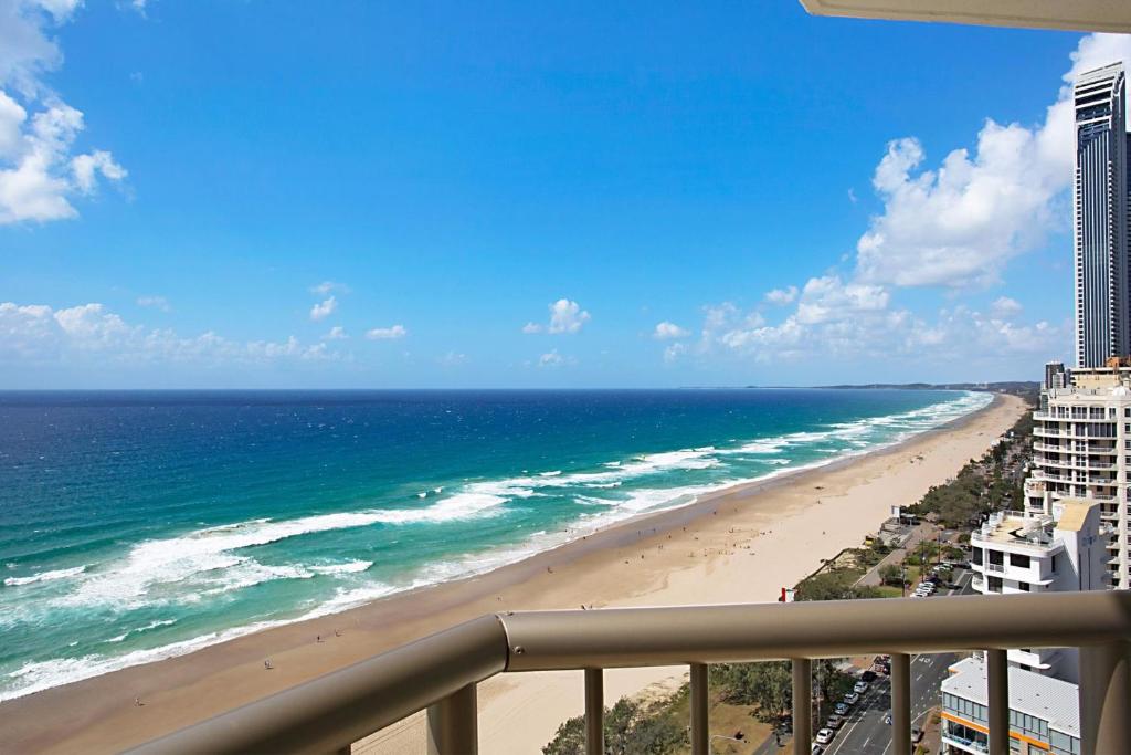 una vista sulla spiaggia dal balcone di un edificio di A Perfect Stay - 23C Imperial Surf a Gold Coast