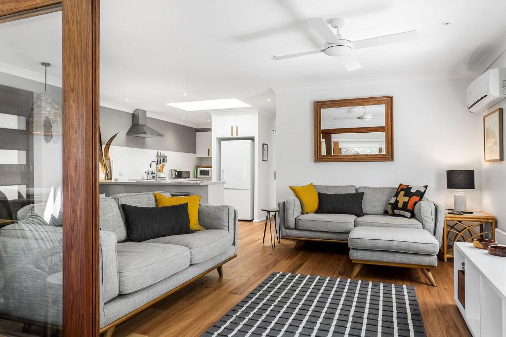uma sala de estar com dois sofás e uma cozinha em A Perfect Stay - Little Geckos em Byron Bay