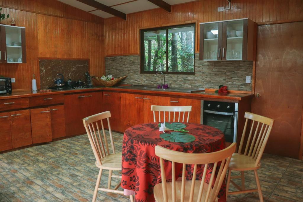 Kuchyň nebo kuchyňský kout v ubytování Hostal Makohe Rapa Nui