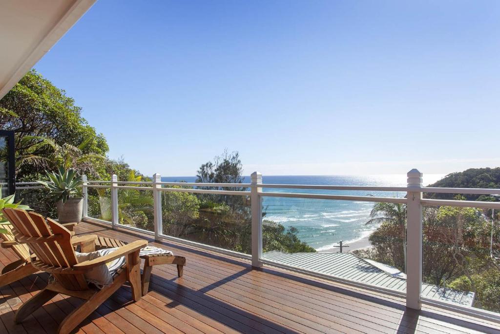 een terras met uitzicht op de oceaan vanuit een huis bij A Perfect Stay - The Palms at Byron in Byron Bay