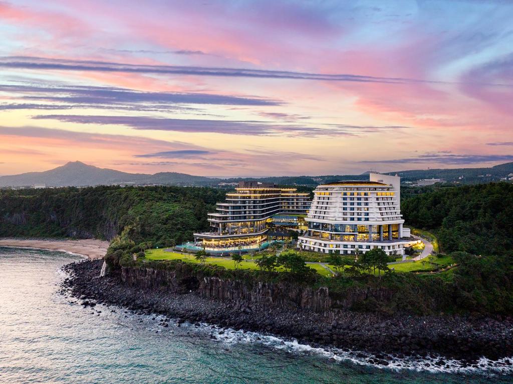 una vista aérea de un complejo en la playa en Parnas Hotel Jeju, en Seogwipo