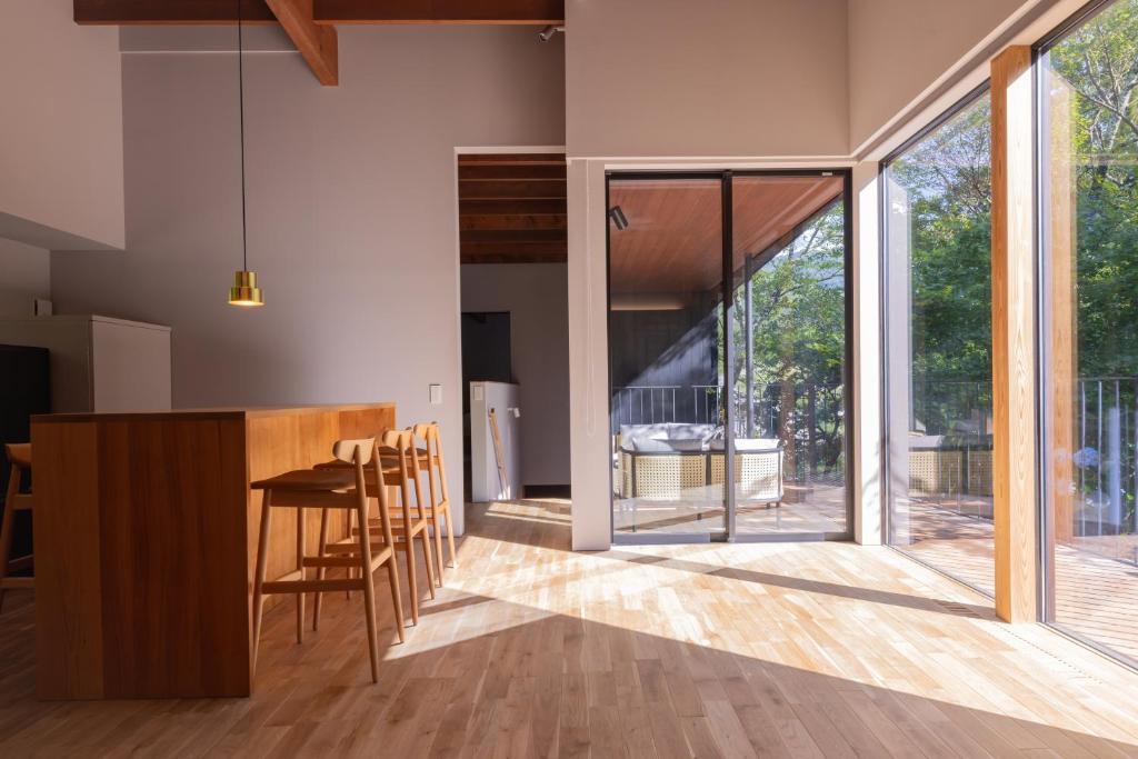 Hotarutei Villas في يامانوتشي: مطبخ وغرفة طعام مع أبواب زجاجية منزلقة