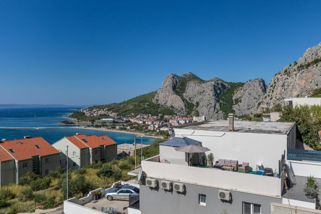 Apartments with hot tub Omis - 20689